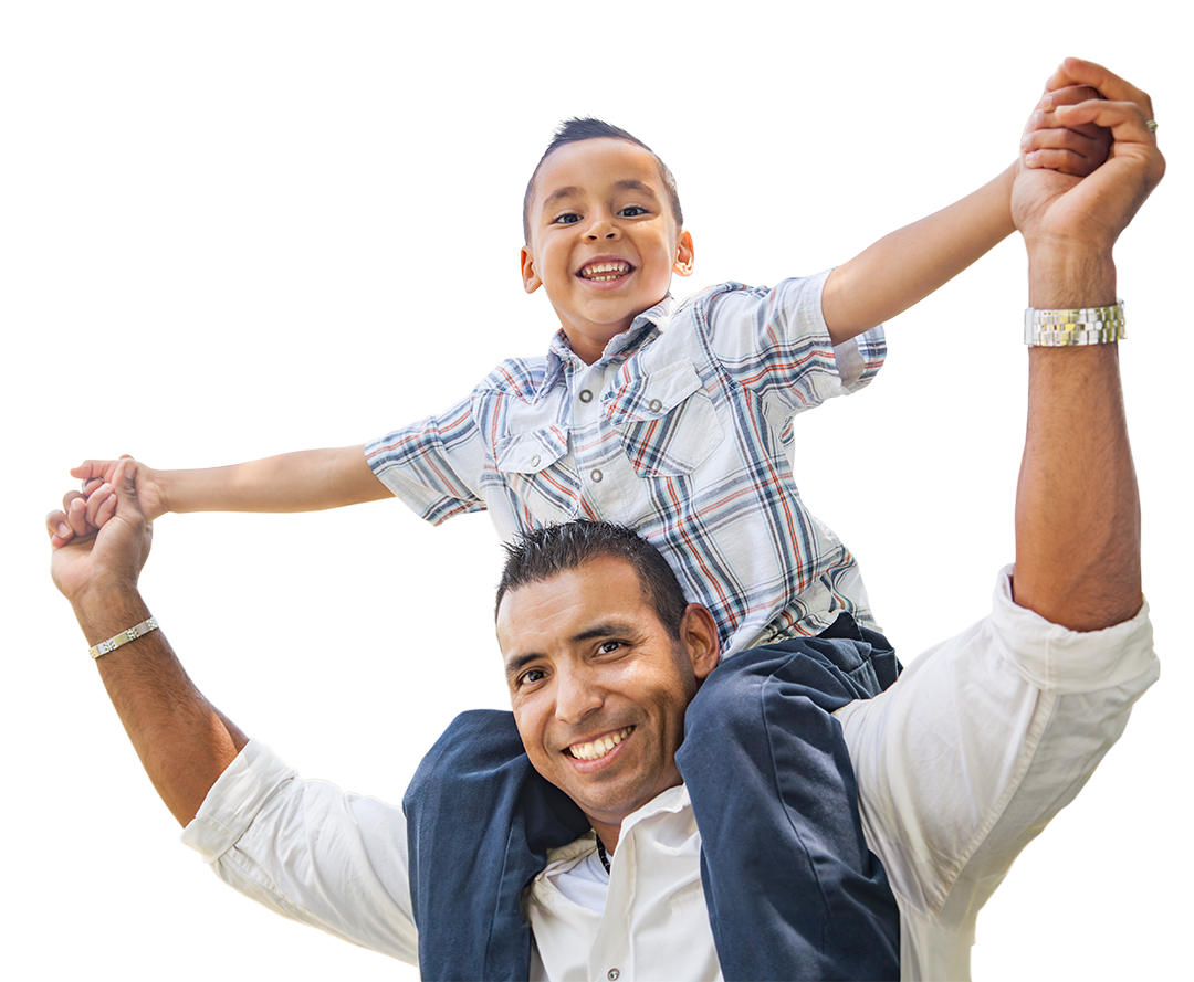 El mejor dentista hispanohablante. A smiling child sits on his father's shoulders.